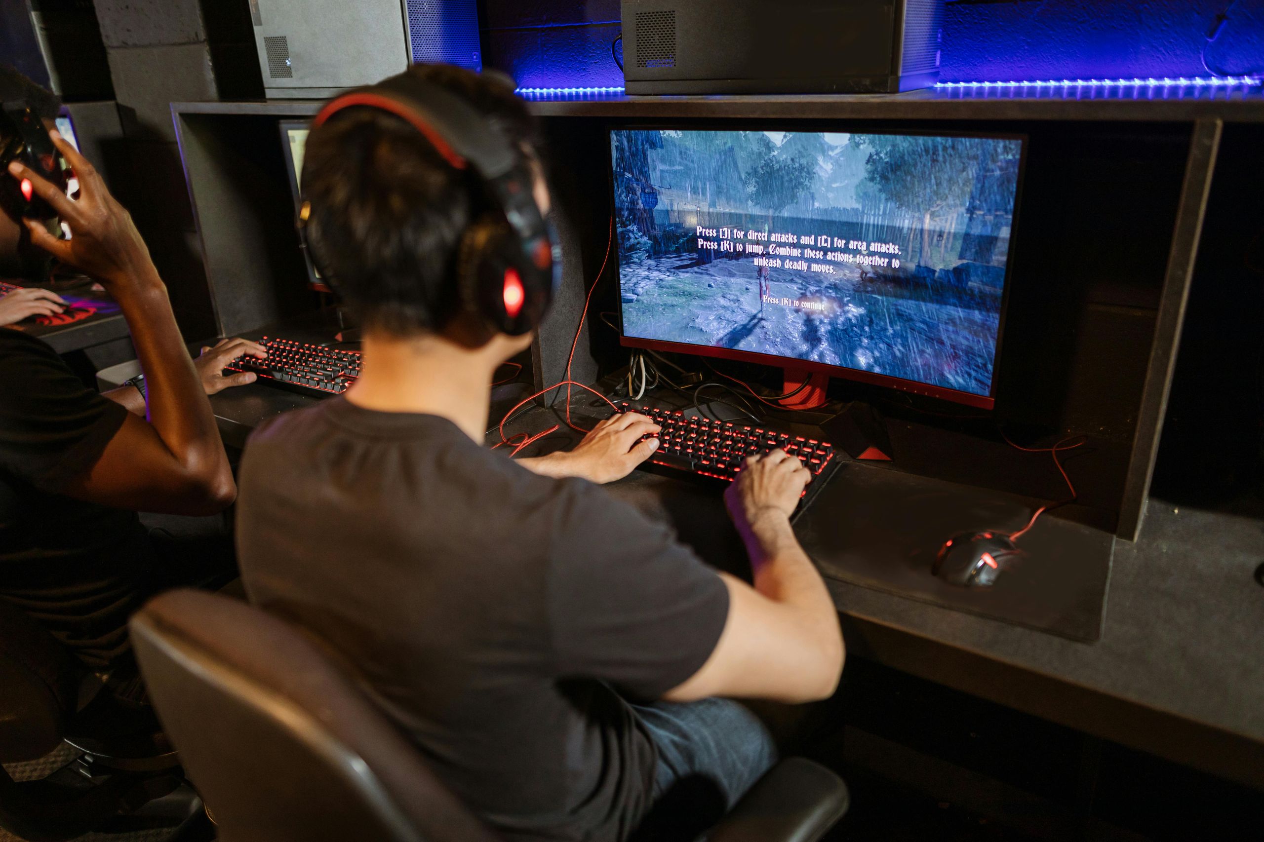 Gamer feliz jogando online sem lag